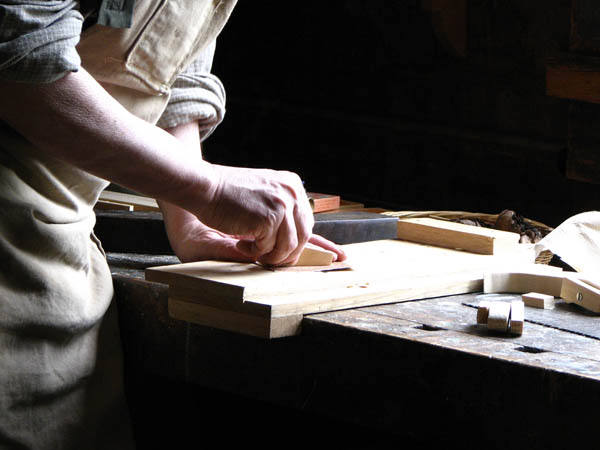 Nuestro equipo de profesionales cuenta  con muchos años de contrastada <strong>experiencia</strong> en el sector de la <strong>carpintería de madera en Eslida</strong>.